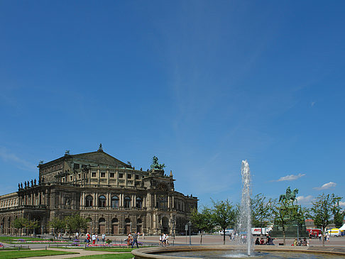 Fotos Semperoper mit Springbrunnen