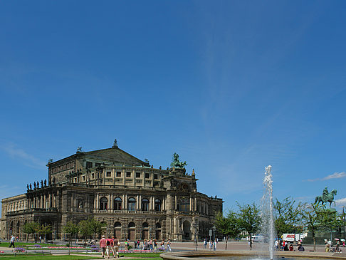 Semperoper mit Springbrunnen Foto 