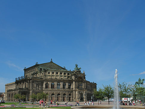 Fotos Semperoper mit Springbrunnen | Dresden