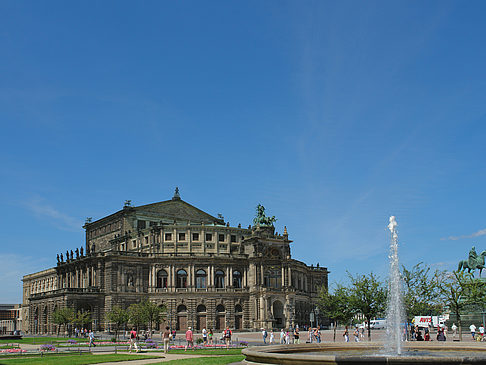 Foto Semperoper mit Springbrunnen