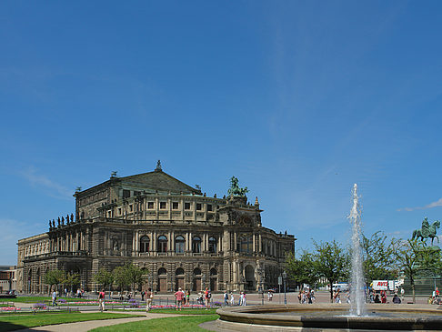 Fotos Semperoper mit Springbrunnen | Dresden