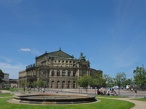 Foto Semperoper mit Springbrunnen - Dresden