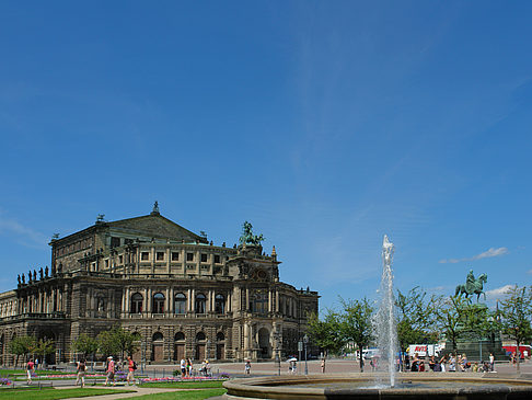 Fotos Semperoper mit Springbrunnen