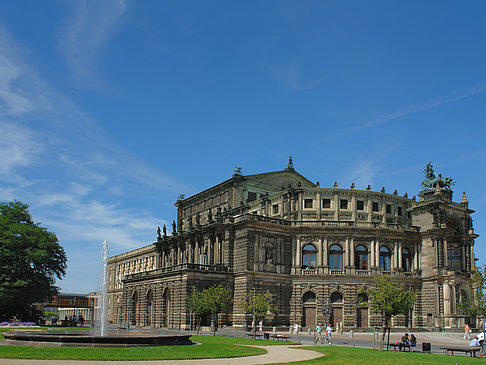 Semperoper mit Springbrunnen