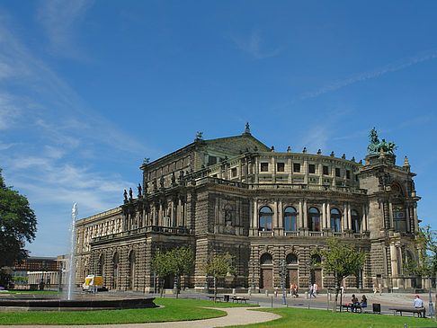 Semperoper mit Springbrunnen Foto 