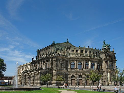 Fotos Semperoper mit Springbrunnen | Dresden