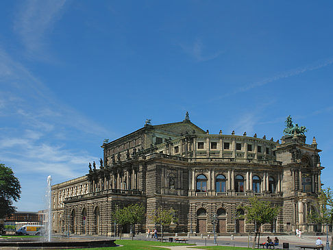 Foto Semperoper mit Springbrunnen - Dresden