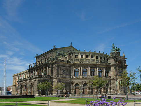 Semperoper mit Springbrunnen Fotos