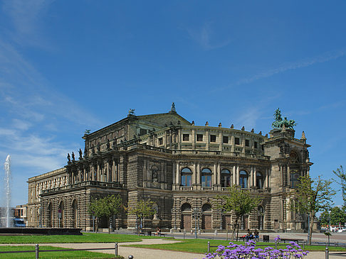 Fotos Semperoper mit Springbrunnen