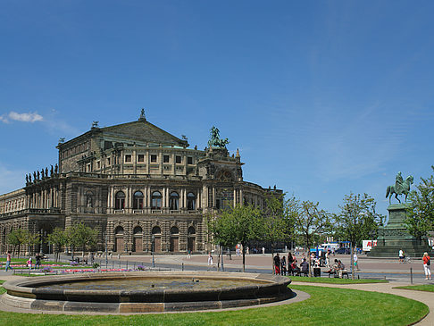 Semperoper mit Springbrunnen Foto 