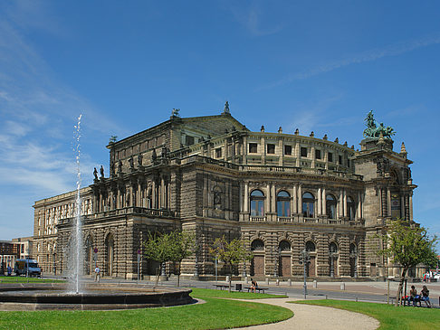 Fotos Semperoper mit Springbrunnen | Dresden