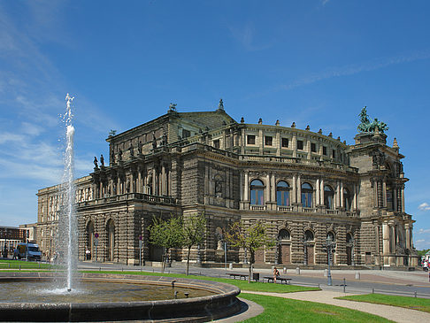 Fotos Semperoper mit Springbrunnen