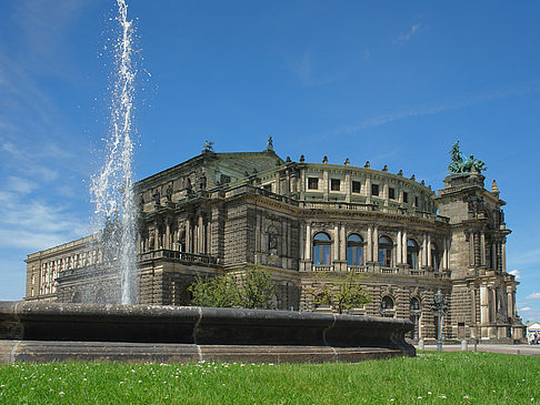 Semperoper mit Springbrunnen