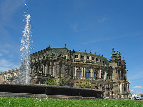 Foto Semperoper mit Springbrunnen