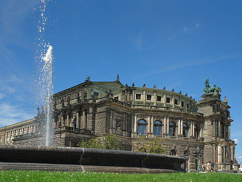 Semperoper mit Springbrunnen Fotos