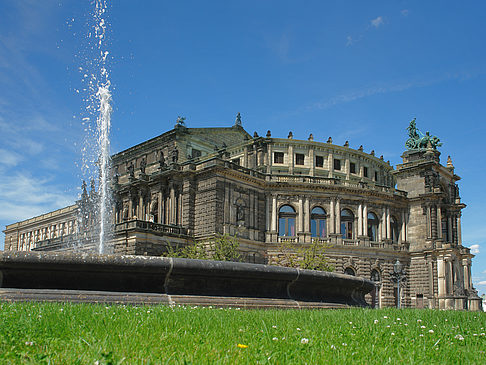 Semperoper mit Springbrunnen