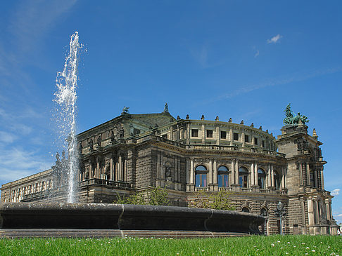 Semperoper mit Springbrunnen Foto 