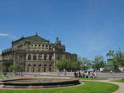 Semperoper mit Springbrunnen Fotos