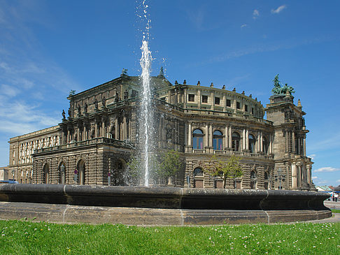 Semperoper mit Springbrunnen Fotos