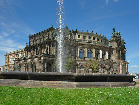 Semperoper mit Springbrunnen Fotos