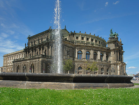 Fotos Semperoper mit Springbrunnen