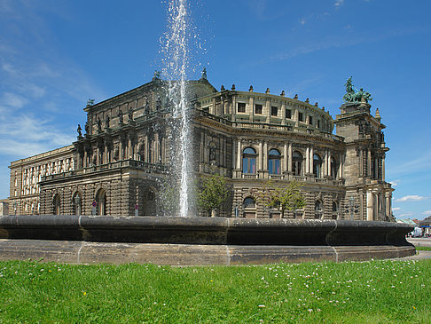 Foto Semperoper mit Springbrunnen