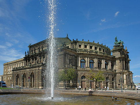 Fotos Semperoper mit Springbrunnen