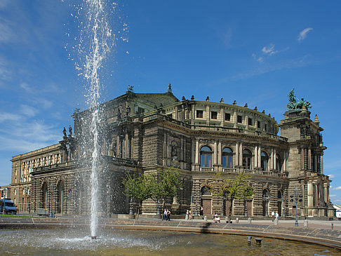 Semperoper mit Springbrunnen Fotos