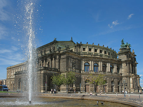 Foto Semperoper mit Springbrunnen