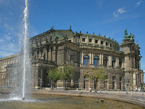 Fotos Semperoper mit Springbrunnen