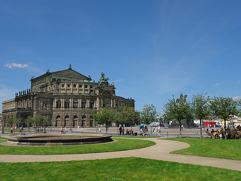 Semperoper mit Springbrunnen Fotos