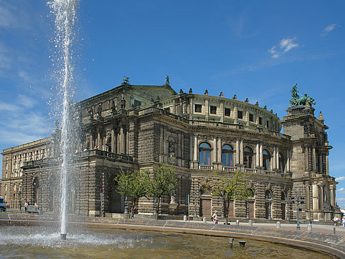 Fotos Semperoper mit Springbrunnen | Dresden