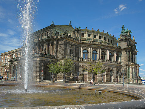 Fotos Semperoper mit Springbrunnen