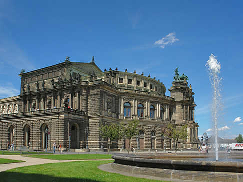 Semperoper mit Springbrunnen