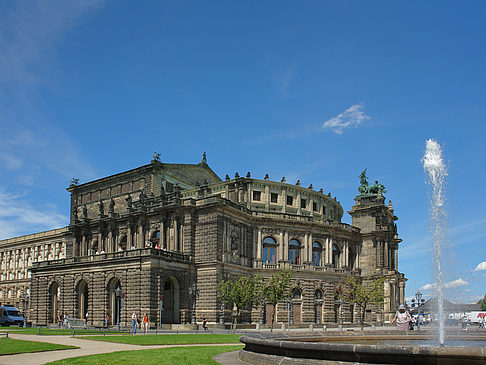 Semperoper mit Springbrunnen Fotos