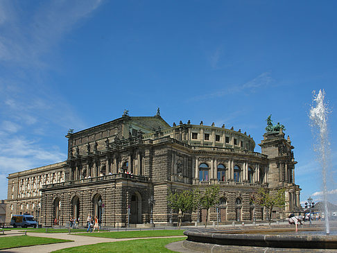 Fotos Semperoper mit Springbrunnen