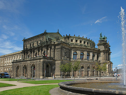 Foto Semperoper mit Springbrunnen