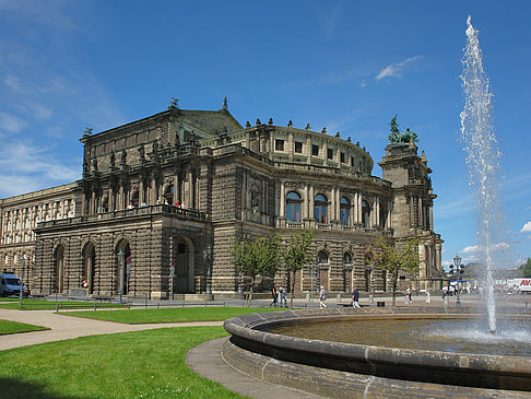 Foto Semperoper mit Springbrunnen - Dresden