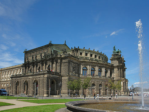 Semperoper mit Springbrunnen Foto 