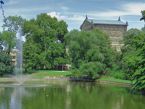 Semperoper mit Springbrunnen