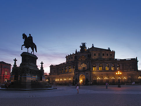 Theaterplatz abends Fotos