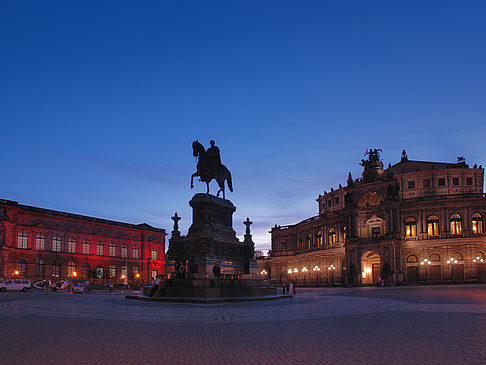 Theaterplatz abends Fotos