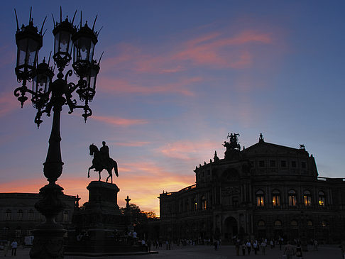 Theaterplatz abends Fotos