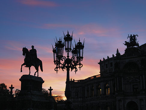 Foto Theaterplatz abends