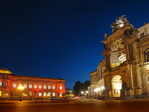 Theaterplatz nachts Fotos