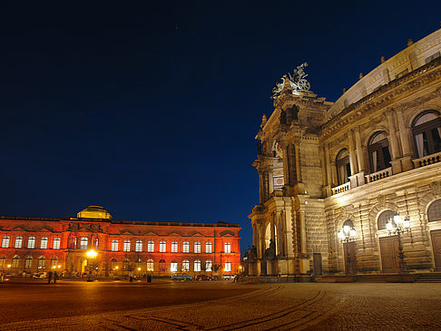 Theaterplatz nachts Foto 