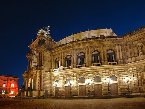 Theaterplatz nachts Fotos