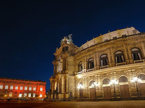 Theaterplatz nachts Foto 