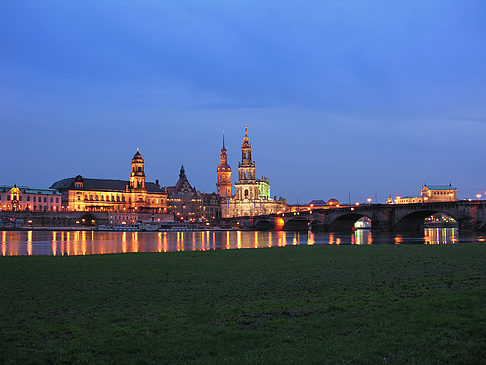 Hofkirche bei Nacht Fotos