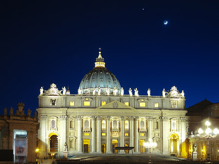 Petersdom mit Halbmond - Vatikanstaat